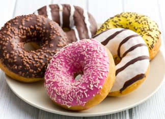 Donut, dünya mutfağının en sevilen hamur işleri arasında yer alır. Adını İngilizce “dough” (hamur) ve “nut” (fındık) kelimelerinin birleşiminden alan bu tatlı, ilk olarak 19. yüzyılda Amerika’da popülerleşmiştir. Başlangıçta sade ve halk arasında basit bir atıştırmalık olarak tüketilen donut, günümüzde çeşitli şekil, dolgu ve kaplamalarla zenginleşmiştir. Konulu bir haber görseli.