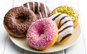Donut, dünya mutfağının en sevilen hamur işleri arasında yer alır. Adını İngilizce “dough” (hamur) ve “nut” (fındık) kelimelerinin birleşiminden alan bu tatlı, ilk olarak 19. yüzyılda Amerika’da popülerleşmiştir. Başlangıçta sade ve halk arasında basit bir atıştırmalık olarak tüketilen donut, günümüzde çeşitli şekil, dolgu ve kaplamalarla zenginleşmiştir. Konulu bir haber görseli.