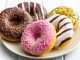 Donut, dünya mutfağının en sevilen hamur işleri arasında yer alır. Adını İngilizce “dough” (hamur) ve “nut” (fındık) kelimelerinin birleşiminden alan bu tatlı, ilk olarak 19. yüzyılda Amerika’da popülerleşmiştir. Başlangıçta sade ve halk arasında basit bir atıştırmalık olarak tüketilen donut, günümüzde çeşitli şekil, dolgu ve kaplamalarla zenginleşmiştir. Konulu bir haber görseli.