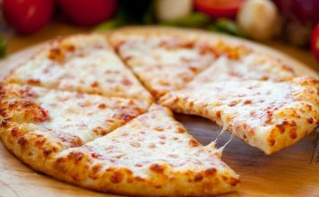 Dört peynirli pizza, İtalyan mutfağından dünyaya yayılmış klasik bir pizza çeşididir. Bu pizza türü, adından da anlaşılacağı üzere dört farklı peynirin bir araya gelmesiyle oluşur. Mozzarella, gorgonzola, parmesan ve taleggio gibi peynirler, pizzaya zengin ve dengeli bir tat sağlar. Konulu bir haber görseli.