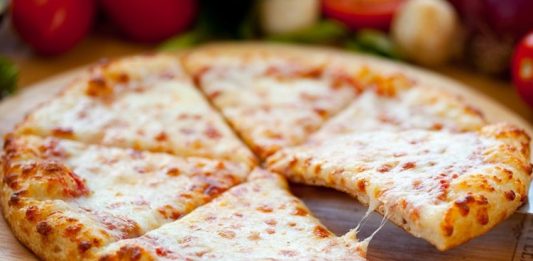 Dört Peynirli Pizza: Peynir Tutkunlarının Vazgeçilmezi Dört peynirli pizza, İtalyan mutfağından dünyaya yayılmış klasik bir pizza çeşididir. Bu pizza türü, adından da anlaşılacağı üzere dört farklı peynirin bir araya gelmesiyle oluşur. Mozzarella, gorgonzola, parmesan ve taleggio gibi peynirler, pizzaya zengin ve dengeli bir tat sağlar. Konulu bir haber görseli.