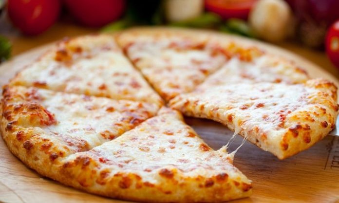 Dört peynirli pizza, İtalyan mutfağından dünyaya yayılmış klasik bir pizza çeşididir. Bu pizza türü, adından da anlaşılacağı üzere dört farklı peynirin bir araya gelmesiyle oluşur. Mozzarella, gorgonzola, parmesan ve taleggio gibi peynirler, pizzaya zengin ve dengeli bir tat sağlar. Konulu bir haber görseli.