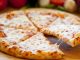 Dört peynirli pizza, İtalyan mutfağından dünyaya yayılmış klasik bir pizza çeşididir. Bu pizza türü, adından da anlaşılacağı üzere dört farklı peynirin bir araya gelmesiyle oluşur. Mozzarella, gorgonzola, parmesan ve taleggio gibi peynirler, pizzaya zengin ve dengeli bir tat sağlar. Konulu bir haber görseli.