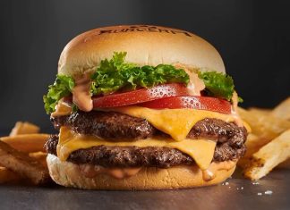 Fast food kültürü her geçen gün daha da genişlerken Double Burger hem restoran menülerinin hem de tüketicilerin gözdesi haline geliyor. Tek katlı burgerlerin sunduğu lezzeti iki katına çıkaran bu özel tarif, daha doyurucu bir alternatif arayanların ilk tercihlerinden biri. İki kat et, eriyen peynir, soslar ve taze sebzelerle hazırlanan bu burger çeşidi, yoğun lezzet deneyimi arayanlara hitap ediyor. Konulu bir haber görseli.