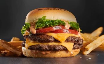 Fast food kültürü her geçen gün daha da genişlerken Double Burger hem restoran menülerinin hem de tüketicilerin gözdesi haline geliyor. Tek katlı burgerlerin sunduğu lezzeti iki katına çıkaran bu özel tarif, daha doyurucu bir alternatif arayanların ilk tercihlerinden biri. İki kat et, eriyen peynir, soslar ve taze sebzelerle hazırlanan bu burger çeşidi, yoğun lezzet deneyimi arayanlara hitap ediyor. Konulu bir haber görseli.