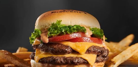 Fast food kültürü her geçen gün daha da genişlerken Double Burger hem restoran menülerinin hem de tüketicilerin gözdesi haline geliyor. Tek katlı burgerlerin sunduğu lezzeti iki katına çıkaran bu özel tarif, daha doyurucu bir alternatif arayanların ilk tercihlerinden biri. İki kat et, eriyen peynir, soslar ve taze sebzelerle hazırlanan bu burger çeşidi, yoğun lezzet deneyimi arayanlara hitap ediyor. Konulu bir haber görseli.