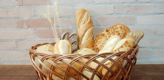 Geleneksel mutfak kültürlerinde ekmek, sofraların baş tacı olarak kabul edilir ve farklı çeşitlerin bir arada sunulduğu ekmek sepeti, bu kültürün en güzel örneklerinden biridir. Kahvaltılardan akşam yemeklerine kadar her öğünde kullanılabilen ekmek sepeti, hem görsellik hem de lezzet açısından sofraları zenginleştirir. Konulu bir haber görseli.