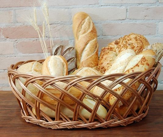 Geleneksel mutfak kültürlerinde ekmek, sofraların baş tacı olarak kabul edilir ve farklı çeşitlerin bir arada sunulduğu ekmek sepeti, bu kültürün en güzel örneklerinden biridir. Kahvaltılardan akşam yemeklerine kadar her öğünde kullanılabilen ekmek sepeti, hem görsellik hem de lezzet açısından sofraları zenginleştirir. Konulu bir haber görseli.