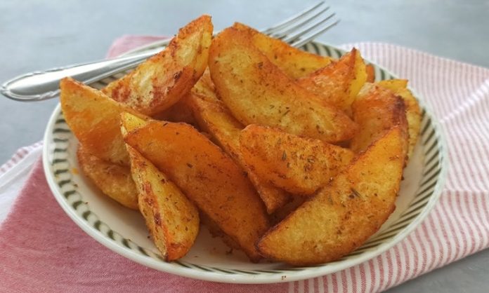 Günümüzde elma dilim patates, hem fast food menülerinde hem de ev mutfaklarında sıkça tercih edilen bir lezzet haline geldi. Patateslerin elma dilimi şeklinde kesilmesi, hem estetik bir sunum sağlıyor hem de çıtır dokusuyla dikkat çekiyor. Çocuklardan yetişkinlere kadar geniş bir kitleye hitap eden bu lezzet, özellikle hızlı atıştırmalık arayanların favorisi konumunda. Konulu bir haber görseli.