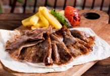 Türk mutfağının en önemli lezzetlerinden biri olan et döner, tarihsel olarak Osmanlı döneminden günümüze kadar uzanan bir yolculuğa sahiptir. Yatay şişlerde pişirilen etlerin zamanla dikey şişlere geçirilmesiyle ortaya çıkan bu yöntem, özellikle hızlı servis imkânı ve eşsiz lezzetiyle kısa sürede halkın gözdesi haline gelmiştir. Dönerin geçmişi, yalnızca bir yemeğin tarihi değil, aynı zamanda Anadolu’nun kültürel çeşitliliğinin de bir yansımasıdır. Konulu bir haber görseli.