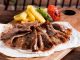 Et Döner: Lezzetiyle Türk Mutfağının Vazgeçilmez Lezzeti Türk mutfağının en önemli lezzetlerinden biri olan et döner, tarihsel olarak Osmanlı döneminden günümüze kadar uzanan bir yolculuğa sahiptir. Yatay şişlerde pişirilen etlerin zamanla dikey şişlere geçirilmesiyle ortaya çıkan bu yöntem, özellikle hızlı servis imkânı ve eşsiz lezzetiyle kısa sürede halkın gözdesi haline gelmiştir. Dönerin geçmişi, yalnızca bir yemeğin tarihi değil, aynı zamanda Anadolu’nun kültürel çeşitliliğinin de bir yansımasıdır. Konulu bir haber görseli.