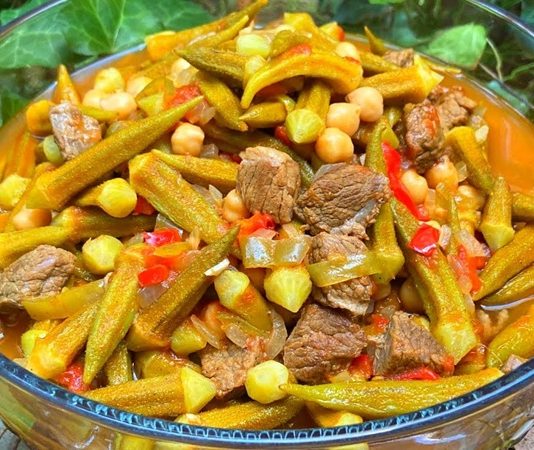 Etli bamya, Türk mutfağının vazgeçilmez lezzetlerinden biri olarak sofralarda kendine özel bir yer edinmiştir. Hem etin protein bakımından zengin içeriğini hem de bamyanın lif ve vitamin değerini bir araya getiren bu yemek, dengeli beslenme açısından oldukça önemlidir. Bamya, özellikle yaz aylarında taze olarak kullanıldığında yemeğe tatlımsı ve hafif ekşi bir aroma kazandırır. Konulu bir haber görseli.