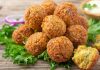 Falafel, Orta Doğu mutfağının en bilinen ve sevilen lezzetlerinden biridir. Nohut veya bakla bazlı olarak hazırlanan bu kızartılmış toplar, hem vejetaryenler hem de et severler için sağlıklı bir alternatif sunar. Baharatlar ve taze otlarla zenginleştirilen falafel, çıtır dış yüzeyi ve yumuşak iç dokusuyla damaklarda unutulmaz bir tat bırakır. Bu yazımızda falafel tarifinden tarihçesine, hazırlık aşamalarından sunum önerilerine kadar detaylı bilgiler bulabilirsiniz. Konulu bir haber görseli.