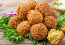 Falafel, Orta Doğu mutfağının en bilinen ve sevilen lezzetlerinden biridir. Nohut veya bakla bazlı olarak hazırlanan bu kızartılmış toplar, hem vejetaryenler hem de et severler için sağlıklı bir alternatif sunar. Baharatlar ve taze otlarla zenginleştirilen falafel, çıtır dış yüzeyi ve yumuşak iç dokusuyla damaklarda unutulmaz bir tat bırakır. Bu yazımızda falafel tarifinden tarihçesine, hazırlık aşamalarından sunum önerilerine kadar detaylı bilgiler bulabilirsiniz. Konulu bir haber görseli.