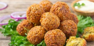 Falafel, Orta Doğu mutfağının en bilinen ve sevilen lezzetlerinden biridir. Nohut veya bakla bazlı olarak hazırlanan bu kızartılmış toplar, hem vejetaryenler hem de et severler için sağlıklı bir alternatif sunar. Baharatlar ve taze otlarla zenginleştirilen falafel, çıtır dış yüzeyi ve yumuşak iç dokusuyla damaklarda unutulmaz bir tat bırakır. Bu yazımızda falafel tarifinden tarihçesine, hazırlık aşamalarından sunum önerilerine kadar detaylı bilgiler bulabilirsiniz. Konulu bir haber görseli.