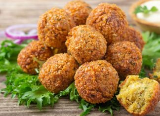 Falafel: Orta Doğu’nun Lezzetli Atıştırmalığı Falafel, Orta Doğu mutfağının en bilinen ve sevilen lezzetlerinden biridir. Nohut veya bakla bazlı olarak hazırlanan bu kızartılmış toplar, hem vejetaryenler hem de et severler için sağlıklı bir alternatif sunar. Baharatlar ve taze otlarla zenginleştirilen falafel, çıtır dış yüzeyi ve yumuşak iç dokusuyla damaklarda unutulmaz bir tat bırakır. Bu yazımızda falafel tarifinden tarihçesine, hazırlık aşamalarından sunum önerilerine kadar detaylı bilgiler bulabilirsiniz. Konulu bir haber görseli.