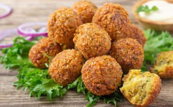 Falafel: Orta Doğu’nun Lezzetli Atıştırmalığı Falafel, Orta Doğu mutfağının en bilinen ve sevilen lezzetlerinden biridir. Nohut veya bakla bazlı olarak hazırlanan bu kızartılmış toplar, hem vejetaryenler hem de et severler için sağlıklı bir alternatif sunar. Baharatlar ve taze otlarla zenginleştirilen falafel, çıtır dış yüzeyi ve yumuşak iç dokusuyla damaklarda unutulmaz bir tat bırakır. Bu yazımızda falafel tarifinden tarihçesine, hazırlık aşamalarından sunum önerilerine kadar detaylı bilgiler bulabilirsiniz. Konulu bir haber görseli.