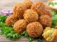Falafel: Orta Doğu’nun Lezzetli Atıştırmalığı Falafel, Orta Doğu mutfağının en bilinen ve sevilen lezzetlerinden biridir. Nohut veya bakla bazlı olarak hazırlanan bu kızartılmış toplar, hem vejetaryenler hem de et severler için sağlıklı bir alternatif sunar. Baharatlar ve taze otlarla zenginleştirilen falafel, çıtır dış yüzeyi ve yumuşak iç dokusuyla damaklarda unutulmaz bir tat bırakır. Bu yazımızda falafel tarifinden tarihçesine, hazırlık aşamalarından sunum önerilerine kadar detaylı bilgiler bulabilirsiniz. Konulu bir haber görseli.