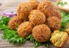 Ortadoğu mutfağının en bilinen ve sevilen lezzetlerinden biri olan Falafel, nohut veya bakla gibi baklagillerden yapılan küçük, yuvarlak köftelerdir. Baharatlarla zenginleştirilen bu karışım, kızartılarak ya da fırında pişirilerek servis edilir. Falafel, hem doyurucu hem de besleyici bir seçenek olarak öne çıkar. Konulu bir haber görseli.