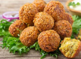 Ortadoğu mutfağının en bilinen ve sevilen lezzetlerinden biri olan Falafel, nohut veya bakla gibi baklagillerden yapılan küçük, yuvarlak köftelerdir. Baharatlarla zenginleştirilen bu karışım, kızartılarak ya da fırında pişirilerek servis edilir. Falafel, hem doyurucu hem de besleyici bir seçenek olarak öne çıkar. Konulu bir haber görseli.