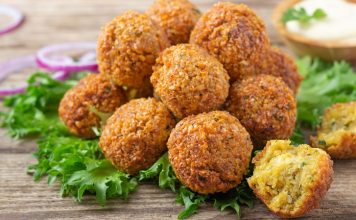 Falafel: Ortadoğu’nun Altın Lezzeti Ortadoğu mutfağının en bilinen ve sevilen lezzetlerinden biri olan Falafel, nohut veya bakla gibi baklagillerden yapılan küçük, yuvarlak köftelerdir. Baharatlarla zenginleştirilen bu karışım, kızartılarak ya da fırında pişirilerek servis edilir. Falafel, hem doyurucu hem de besleyici bir seçenek olarak öne çıkar. Konulu bir haber görseli.