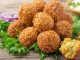 Falafel: Ortadoğu’nun Altın Lezzeti Ortadoğu mutfağının en bilinen ve sevilen lezzetlerinden biri olan Falafel, nohut veya bakla gibi baklagillerden yapılan küçük, yuvarlak köftelerdir. Baharatlarla zenginleştirilen bu karışım, kızartılarak ya da fırında pişirilerek servis edilir. Falafel, hem doyurucu hem de besleyici bir seçenek olarak öne çıkar. Konulu bir haber görseli.