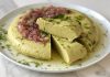 Fava, özellikle Ege mutfağının sevilen mezelerinden biridir ve hem lezzeti hem de besleyici özelliği ile öne çıkar. Fava, ezilmiş bakla, zeytinyağı ve limon ile hazırlanan, hafif ama besleyici bir mezedir. İçerdiği bakla, protein ve lif açısından zengin olduğu için hem tokluk hissi sağlar hem de sindirim sistemini destekler. Limon ve zeytinyağı, ezmenin aromasını güçlendirirken, vücuda sağlıklı yağ ve vitamin kazandırır. Konulu bir haber görseli.