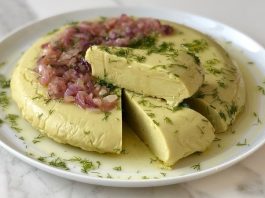 Fava İle Sofralara Lezzetli ve Sağlıklı Dokunuş Fava, özellikle Ege mutfağının sevilen mezelerinden biridir ve hem lezzeti hem de besleyici özelliği ile öne çıkar. Fava, ezilmiş bakla, zeytinyağı ve limon ile hazırlanan, hafif ama besleyici bir mezedir. İçerdiği bakla, protein ve lif açısından zengin olduğu için hem tokluk hissi sağlar hem de sindirim sistemini destekler. Limon ve zeytinyağı, ezmenin aromasını güçlendirirken, vücuda sağlıklı yağ ve vitamin kazandırır. Konulu bir haber görseli.
