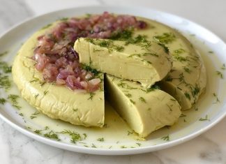 Fava İle Sofralara Lezzetli ve Sağlıklı Dokunuş Fava, özellikle Ege mutfağının sevilen mezelerinden biridir ve hem lezzeti hem de besleyici özelliği ile öne çıkar. Fava, ezilmiş bakla, zeytinyağı ve limon ile hazırlanan, hafif ama besleyici bir mezedir. İçerdiği bakla, protein ve lif açısından zengin olduğu için hem tokluk hissi sağlar hem de sindirim sistemini destekler. Limon ve zeytinyağı, ezmenin aromasını güçlendirirken, vücuda sağlıklı yağ ve vitamin kazandırır. Konulu bir haber görseli.