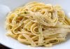 Fettucine Alfredo, İtalyan mutfağının kremalı makarna klasikleri arasında yer alır ve özellikle tereyağı ve parmesan peyniri ile hazırlanan sosuyla tanınır. Makarna, geniş ve düz fettucine hamurundan yapılır, bu sayede sosu iyice emerek kremamsı bir dokuyu elde eder. Konulu bir haber görseli.