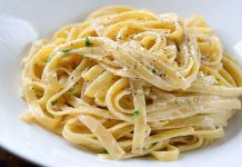 Fettucine Alfredo, İtalyan mutfağının kremalı makarna klasikleri arasında yer alır ve özellikle tereyağı ve parmesan peyniri ile hazırlanan sosuyla tanınır. Makarna, geniş ve düz fettucine hamurundan yapılır, bu sayede sosu iyice emerek kremamsı bir dokuyu elde eder. Konulu bir haber görseli.