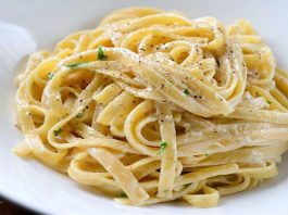 Fettucine Alfredo, İtalyan mutfağının kremalı makarna klasikleri arasında yer alır ve özellikle tereyağı ve parmesan peyniri ile hazırlanan sosuyla tanınır. Makarna, geniş ve düz fettucine hamurundan yapılır, bu sayede sosu iyice emerek kremamsı bir dokuyu elde eder. Konulu bir haber görseli.