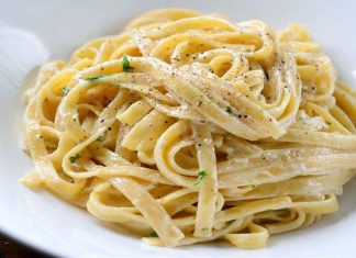 Fettucine Alfredo: Kremalı Makarna Keyfinin Zirvesi Fettucine Alfredo, İtalyan mutfağının kremalı makarna klasikleri arasında yer alır ve özellikle tereyağı ve parmesan peyniri ile hazırlanan sosuyla tanınır. Makarna, geniş ve düz fettucine hamurundan yapılır, bu sayede sosu iyice emerek kremamsı bir dokuyu elde eder. Konulu bir haber görseli.