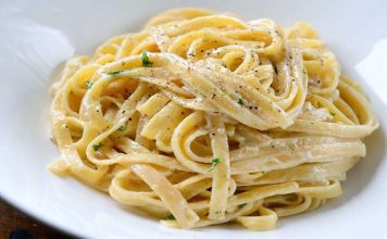 Fettucine Alfredo: Kremalı Makarna Keyfinin Zirvesi Fettucine Alfredo, İtalyan mutfağının kremalı makarna klasikleri arasında yer alır ve özellikle tereyağı ve parmesan peyniri ile hazırlanan sosuyla tanınır. Makarna, geniş ve düz fettucine hamurundan yapılır, bu sayede sosu iyice emerek kremamsı bir dokuyu elde eder. Konulu bir haber görseli.