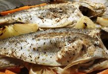 Fırında levrek, taze levrek balığının fırınlanarak hazırlanmasıyla elde edilen, hafif ve sağlıklı bir deniz ürünü yemeğidir. Omega-3 açısından zengin olan levrek, protein ve mineral içeriğiyle besleyici bir öğün sunar. Fırınlama yöntemi, balığın doğal lezzetini korurken, fazla yağ kullanımını önler ve yemeği hafif yapar. Konulu bir haber görseli.