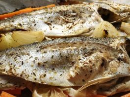 Fırında levrek, taze levrek balığının fırınlanarak hazırlanmasıyla elde edilen, hafif ve sağlıklı bir deniz ürünü yemeğidir. Omega-3 açısından zengin olan levrek, protein ve mineral içeriğiyle besleyici bir öğün sunar. Fırınlama yöntemi, balığın doğal lezzetini korurken, fazla yağ kullanımını önler ve yemeği hafif yapar. Konulu bir haber görseli.