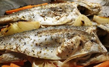 Fırında levrek, taze levrek balığının fırınlanarak hazırlanmasıyla elde edilen, hafif ve sağlıklı bir deniz ürünü yemeğidir. Omega-3 açısından zengin olan levrek, protein ve mineral içeriğiyle besleyici bir öğün sunar. Fırınlama yöntemi, balığın doğal lezzetini korurken, fazla yağ kullanımını önler ve yemeği hafif yapar. Konulu bir haber görseli.