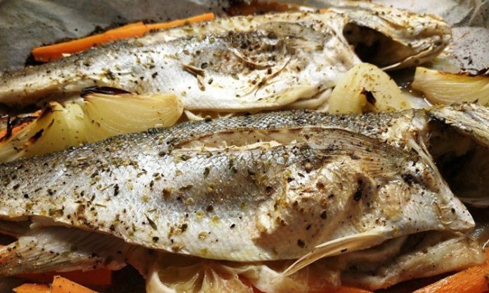 Fırında levrek, taze levrek balığının fırınlanarak hazırlanmasıyla elde edilen, hafif ve sağlıklı bir deniz ürünü yemeğidir. Omega-3 açısından zengin olan levrek, protein ve mineral içeriğiyle besleyici bir öğün sunar. Fırınlama yöntemi, balığın doğal lezzetini korurken, fazla yağ kullanımını önler ve yemeği hafif yapar. Konulu bir haber görseli.