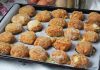 Fırında nugget, özellikle hızlı ve pratik bir öğün hazırlamak isteyenler için ideal bir seçenektir. Tavuk göğsü veya but eti kullanılarak hazırlanan nuggetlar, doğru tekniklerle fırında pişirildiğinde hem çıtır hem de sulu kalır. Bu yöntem, klasik kızartma ile kıyaslandığında daha az yağ kullanımı sağlar ve böylece daha sağlıklı bir yemek alternatifi sunar. Konulu bir haber görseli.