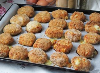 Fırında Nugget: Pratik ve Sağlıklı Tavuk Lezzeti Fırında nugget, özellikle hızlı ve pratik bir öğün hazırlamak isteyenler için ideal bir seçenektir. Tavuk göğsü veya but eti kullanılarak hazırlanan nuggetlar, doğru tekniklerle fırında pişirildiğinde hem çıtır hem de sulu kalır. Bu yöntem, klasik kızartma ile kıyaslandığında daha az yağ kullanımı sağlar ve böylece daha sağlıklı bir yemek alternatifi sunar. Konulu bir haber görseli.