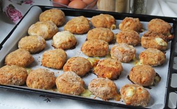 Fırında nugget, özellikle hızlı ve pratik bir öğün hazırlamak isteyenler için ideal bir seçenektir. Tavuk göğsü veya but eti kullanılarak hazırlanan nuggetlar, doğru tekniklerle fırında pişirildiğinde hem çıtır hem de sulu kalır. Bu yöntem, klasik kızartma ile kıyaslandığında daha az yağ kullanımı sağlar ve böylece daha sağlıklı bir yemek alternatifi sunar. Konulu bir haber görseli.