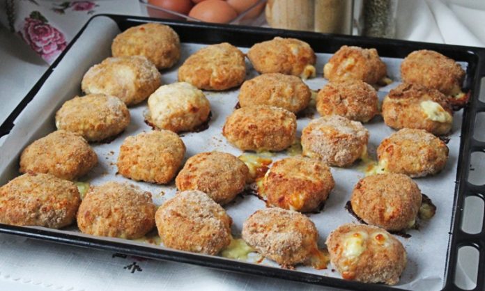 Fırında nugget, özellikle hızlı ve pratik bir öğün hazırlamak isteyenler için ideal bir seçenektir. Tavuk göğsü veya but eti kullanılarak hazırlanan nuggetlar, doğru tekniklerle fırında pişirildiğinde hem çıtır hem de sulu kalır. Bu yöntem, klasik kızartma ile kıyaslandığında daha az yağ kullanımı sağlar ve böylece daha sağlıklı bir yemek alternatifi sunar. Konulu bir haber görseli.