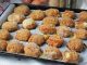 Fırında nugget, özellikle hızlı ve pratik bir öğün hazırlamak isteyenler için ideal bir seçenektir. Tavuk göğsü veya but eti kullanılarak hazırlanan nuggetlar, doğru tekniklerle fırında pişirildiğinde hem çıtır hem de sulu kalır. Bu yöntem, klasik kızartma ile kıyaslandığında daha az yağ kullanımı sağlar ve böylece daha sağlıklı bir yemek alternatifi sunar. Konulu bir haber görseli.