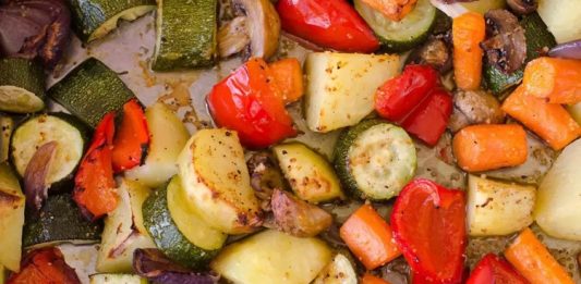 Günümüzde sağlıklı beslenme trendlerinin artmasıyla birlikte fırında sebze yemekleri daha fazla ilgi görmeye başladı. Fırında pişirilen sebzeler, vitamin ve mineral değerlerini büyük ölçüde korur. Ayrıca, yağ kullanımı minimum seviyede olduğu için hafif ve besleyici bir öğün sunar. Patates, havuç, kabak, brokoli gibi sebzeler, fırınlandığında lezzetlerini yoğun bir şekilde ortaya çıkarır ve sofralarda iştah açıcı bir seçenek oluşturur. Konulu bir haber görseli.