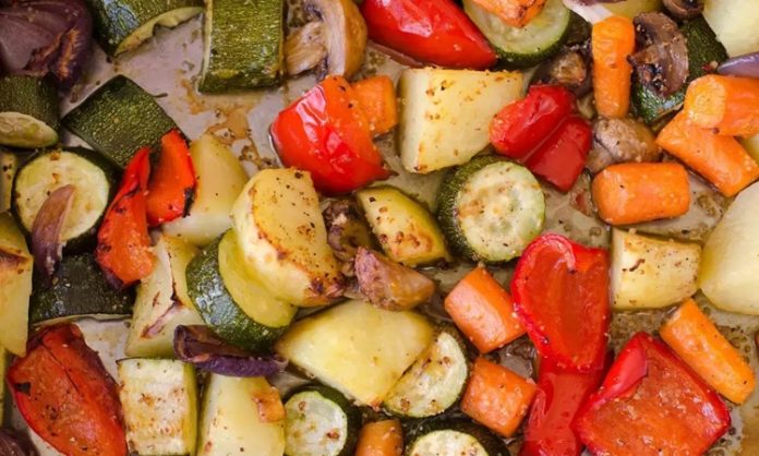 Günümüzde sağlıklı beslenme trendlerinin artmasıyla birlikte fırında sebze yemekleri daha fazla ilgi görmeye başladı. Fırında pişirilen sebzeler, vitamin ve mineral değerlerini büyük ölçüde korur. Ayrıca, yağ kullanımı minimum seviyede olduğu için hafif ve besleyici bir öğün sunar. Patates, havuç, kabak, brokoli gibi sebzeler, fırınlandığında lezzetlerini yoğun bir şekilde ortaya çıkarır ve sofralarda iştah açıcı bir seçenek oluşturur. Konulu bir haber görseli.
