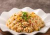Dünya mutfağının en sevilen lezzetlerinden biri olan Fried Rice, özellikle Asya kültüründe günlük yaşamın ayrılmaz bir parçasıdır. Pirincin baharatlar, sebzeler ve çeşitli proteinlerle harmanlanmasıyla hazırlanan bu yemek, hem pratik hem de doyurucu olmasıyla öne çıkar. Farklı ülkelerde farklı tariflerle yapılan bu yemek, çok yönlülüğü sayesinde herkesin damak zevkine hitap eder. Konulu bir haber görseli.
