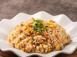 Fried Rice: Asya Mutfağının Vazgeçilmez Tadı Dünya mutfağının en sevilen lezzetlerinden biri olan Fried Rice, özellikle Asya kültüründe günlük yaşamın ayrılmaz bir parçasıdır. Pirincin baharatlar, sebzeler ve çeşitli proteinlerle harmanlanmasıyla hazırlanan bu yemek, hem pratik hem de doyurucu olmasıyla öne çıkar. Farklı ülkelerde farklı tariflerle yapılan bu yemek, çok yönlülüğü sayesinde herkesin damak zevkine hitap eder. Konulu bir haber görseli.
