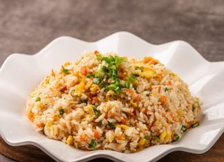 Fried Rice: Asya Mutfağının Vazgeçilmez Tadı Dünya mutfağının en sevilen lezzetlerinden biri olan Fried Rice, özellikle Asya kültüründe günlük yaşamın ayrılmaz bir parçasıdır. Pirincin baharatlar, sebzeler ve çeşitli proteinlerle harmanlanmasıyla hazırlanan bu yemek, hem pratik hem de doyurucu olmasıyla öne çıkar. Farklı ülkelerde farklı tariflerle yapılan bu yemek, çok yönlülüğü sayesinde herkesin damak zevkine hitap eder. Konulu bir haber görseli.
