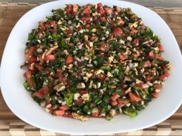Gavurdağı Salatası: Ege Ve Akdeniz’in Taze Lezzeti Gavurdağı Salatası, özellikle Güneydoğu Anadolu ve Akdeniz bölgelerinde sofraların vazgeçilmez lezzetlerinden biridir. Adını, özellikle Antep ve çevresinde yetişen taze malzemelerden alan bu salata, hem hafif hem de besleyici bir alternatif olarak öne çıkar. Salatanın temel özelliği, taze sebzelerin ve yöresel baharatların bir araya gelerek ortaya eşsiz bir tat çıkarmasıdır. Konulu bir haber görseli.