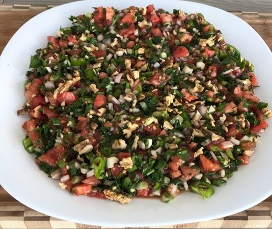 Gavurdağı Salatası, özellikle Güneydoğu Anadolu ve Akdeniz bölgelerinde sofraların vazgeçilmez lezzetlerinden biridir. Adını, özellikle Antep ve çevresinde yetişen taze malzemelerden alan bu salata, hem hafif hem de besleyici bir alternatif olarak öne çıkar. Salatanın temel özelliği, taze sebzelerin ve yöresel baharatların bir araya gelerek ortaya eşsiz bir tat çıkarmasıdır. Konulu bir haber görseli.